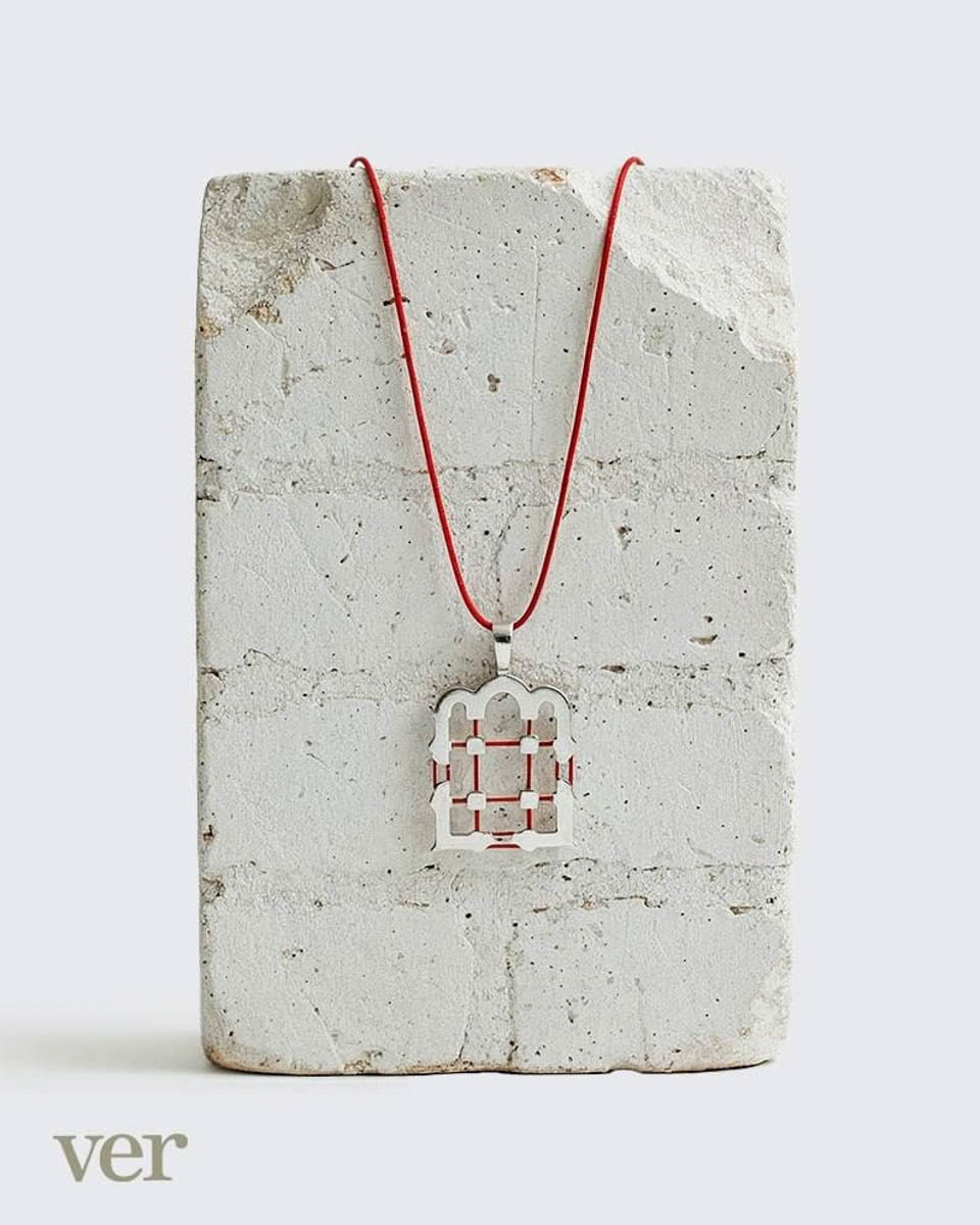 Память о Владимирской области можно сохранить по-разному. Например, при помощи нетривиального сувенира, созданного с любовью к нашему краю. Ремесленники отражают региональный колорит в самых разных изделиях: локальных принтах, капсульных коллекциях одежды, украшениях. «Ключ-Медиа» сделал подборку из нестандартных вещиц, впитавших в себя обаяние родной земли.