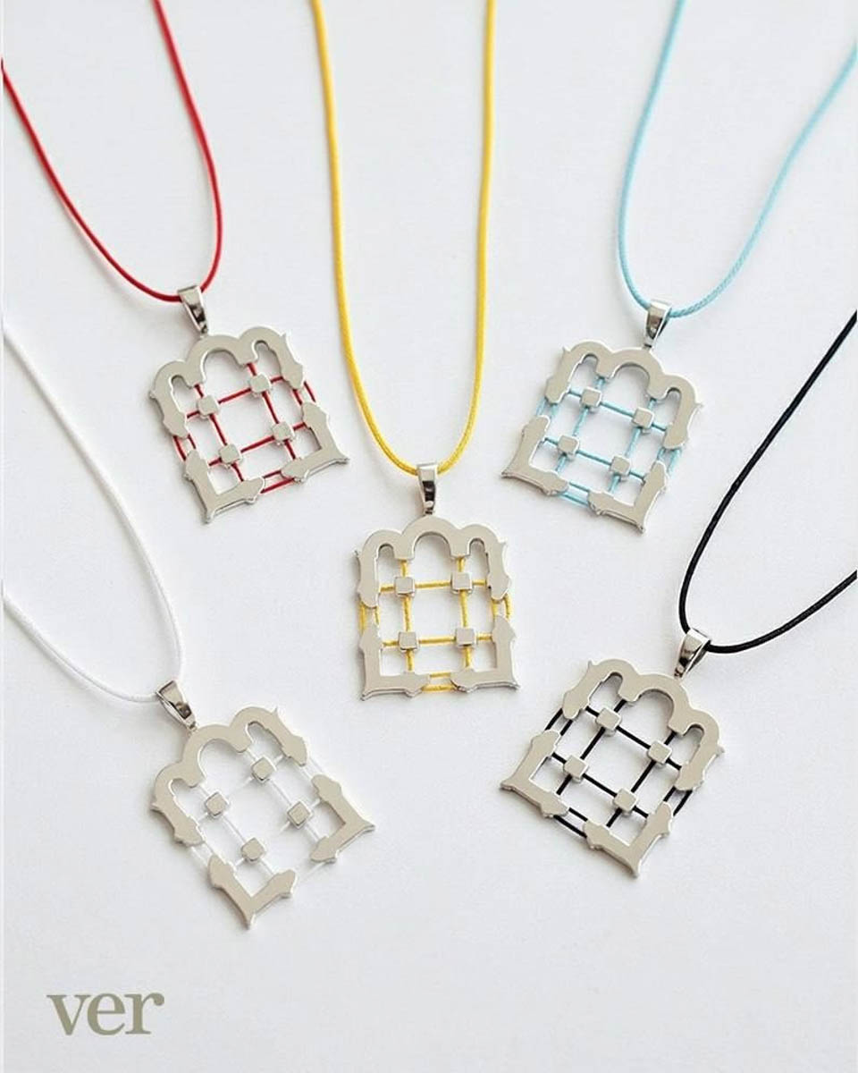 Память о Владимирской области можно сохранить по-разному. Например, при помощи нетривиального сувенира, созданного с любовью к нашему краю. Ремесленники отражают региональный колорит в самых разных изделиях: локальных принтах, капсульных коллекциях одежды, украшениях. «Ключ-Медиа» сделал подборку из нестандартных вещиц, впитавших в себя обаяние родной земли.