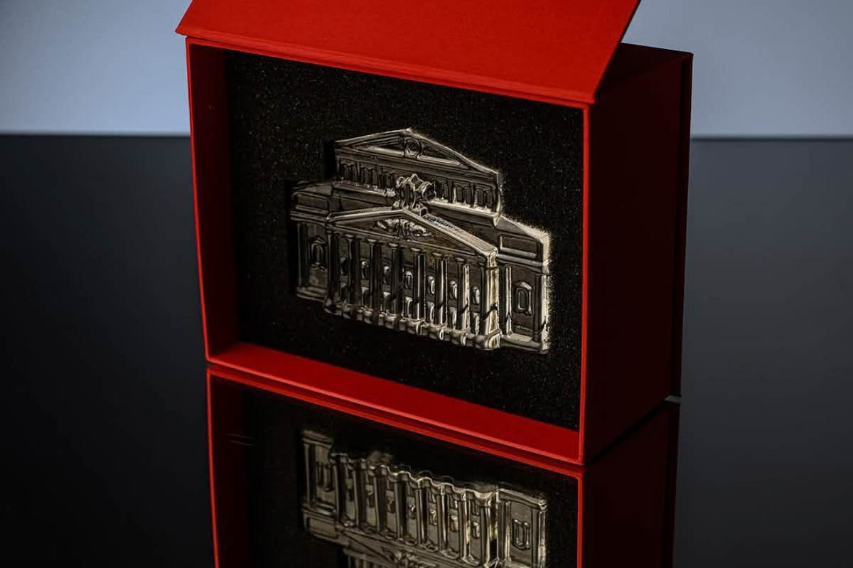 Память о Владимирской области можно сохранить по-разному. Например, при помощи нетривиального сувенира, созданного с любовью к нашему краю. Ремесленники отражают региональный колорит в самых разных изделиях: локальных принтах, капсульных коллекциях одежды, украшениях. «Ключ-Медиа» сделал подборку из нестандартных вещиц, впитавших в себя обаяние родной земли.