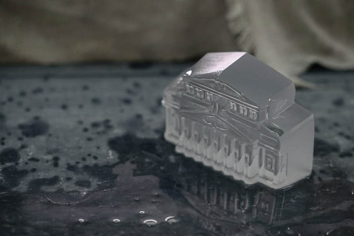 Память о Владимирской области можно сохранить по-разному. Например, при помощи нетривиального сувенира, созданного с любовью к нашему краю. Ремесленники отражают региональный колорит в самых разных изделиях: локальных принтах, капсульных коллекциях одежды, украшениях. «Ключ-Медиа» сделал подборку из нестандартных вещиц, впитавших в себя обаяние родной земли.