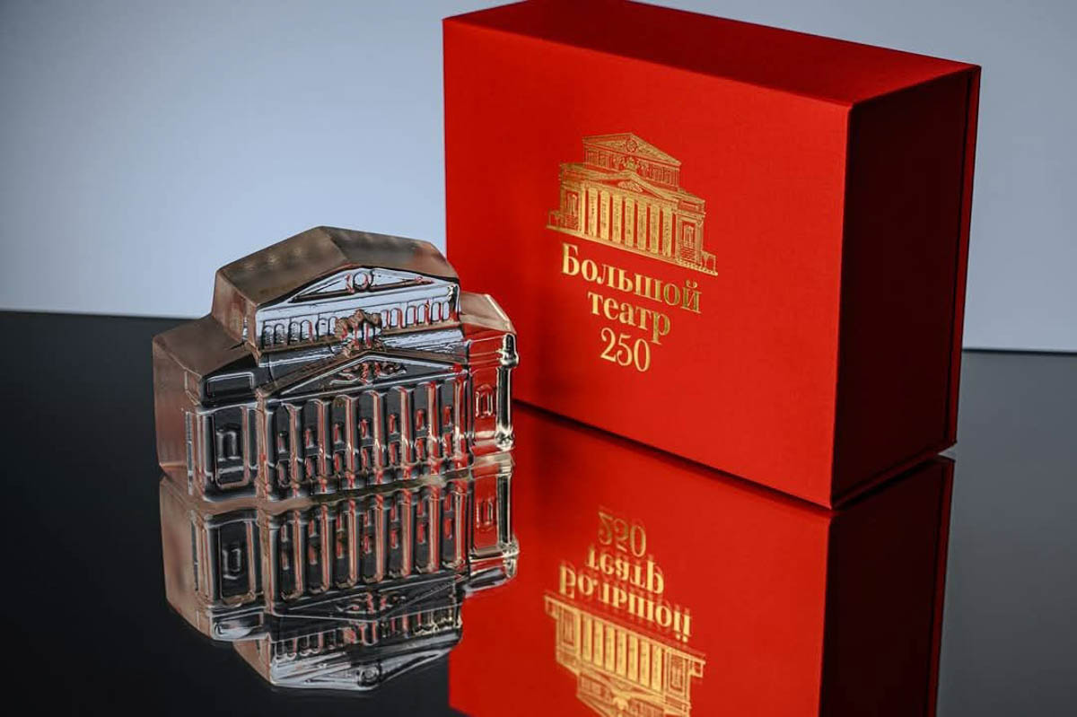 Память о Владимирской области можно сохранить по-разному. Например, при помощи нетривиального сувенира, созданного с любовью к нашему краю. Ремесленники отражают региональный колорит в самых разных изделиях: локальных принтах, капсульных коллекциях одежды, украшениях. «Ключ-Медиа» сделал подборку из нестандартных вещиц, впитавших в себя обаяние родной земли.