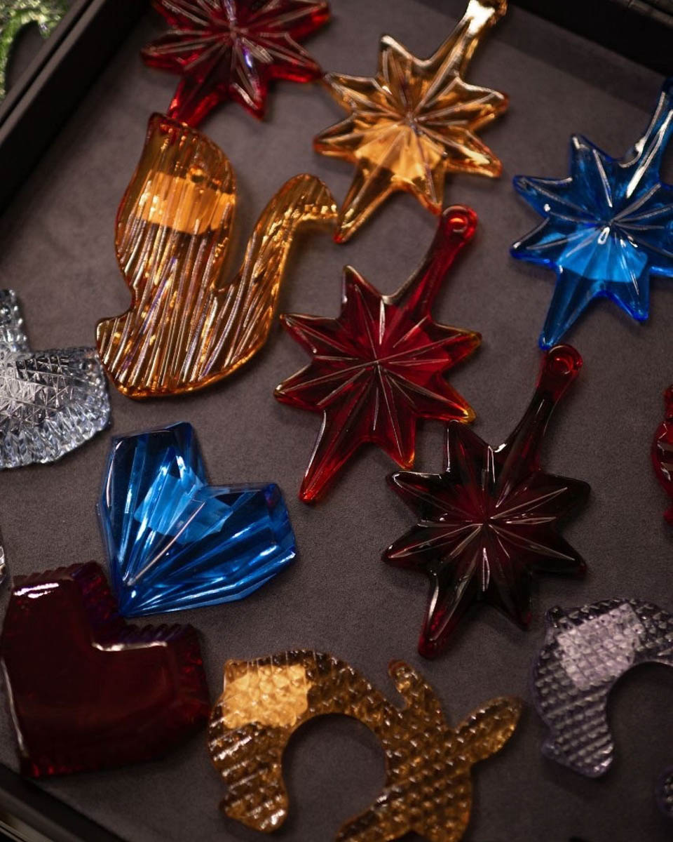 Память о Владимирской области можно сохранить по-разному. Например, при помощи нетривиального сувенира, созданного с любовью к нашему краю. Ремесленники отражают региональный колорит в самых разных изделиях: локальных принтах, капсульных коллекциях одежды, украшениях. «Ключ-Медиа» сделал подборку из нестандартных вещиц, впитавших в себя обаяние родной земли.