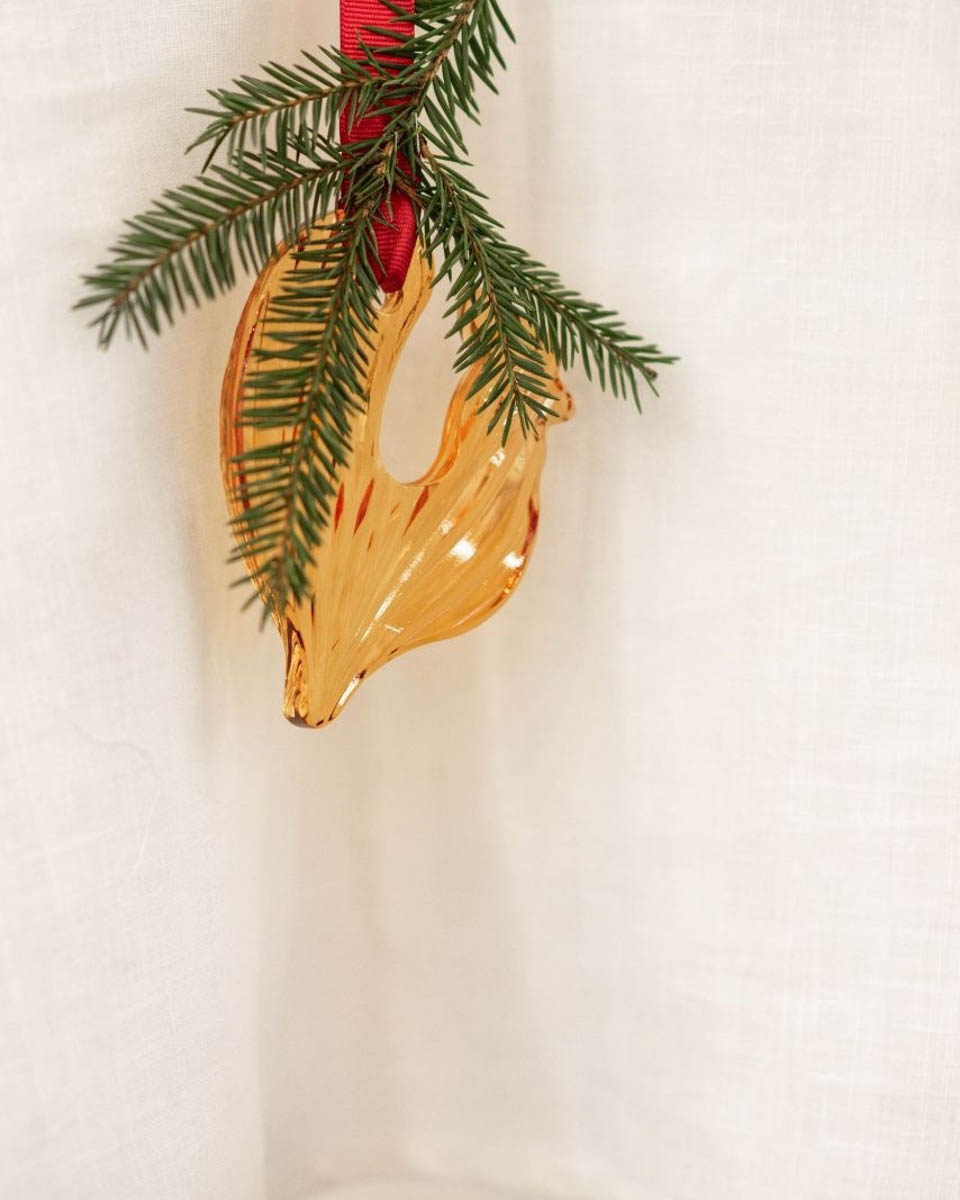 Память о Владимирской области можно сохранить по-разному. Например, при помощи нетривиального сувенира, созданного с любовью к нашему краю. Ремесленники отражают региональный колорит в самых разных изделиях: локальных принтах, капсульных коллекциях одежды, украшениях. «Ключ-Медиа» сделал подборку из нестандартных вещиц, впитавших в себя обаяние родной земли.