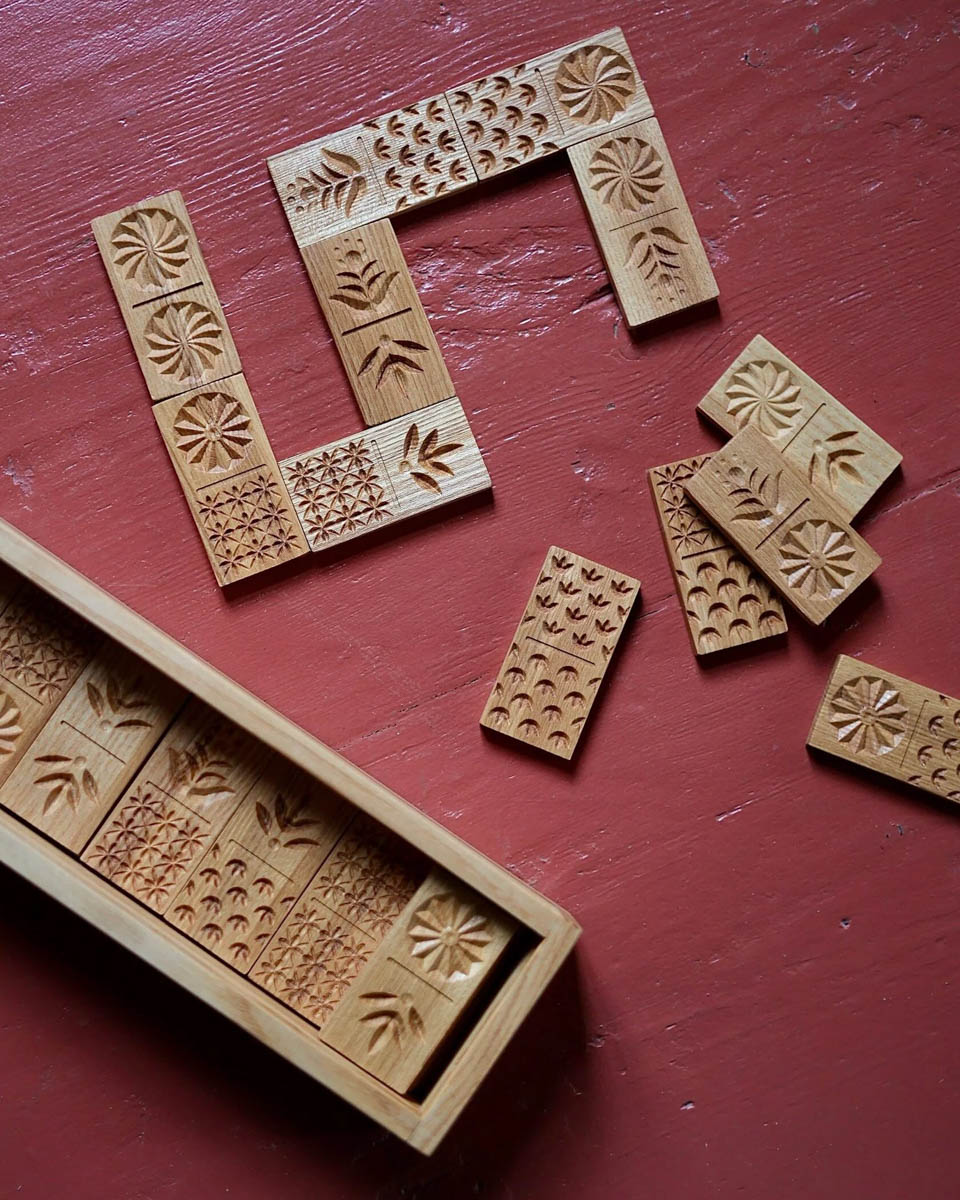 Память о Владимирской области можно сохранить по-разному. Например, при помощи нетривиального сувенира, созданного с любовью к нашему краю. Ремесленники отражают региональный колорит в самых разных изделиях: локальных принтах, капсульных коллекциях одежды, украшениях. «Ключ-Медиа» сделал подборку из нестандартных вещиц, впитавших в себя обаяние родной земли.