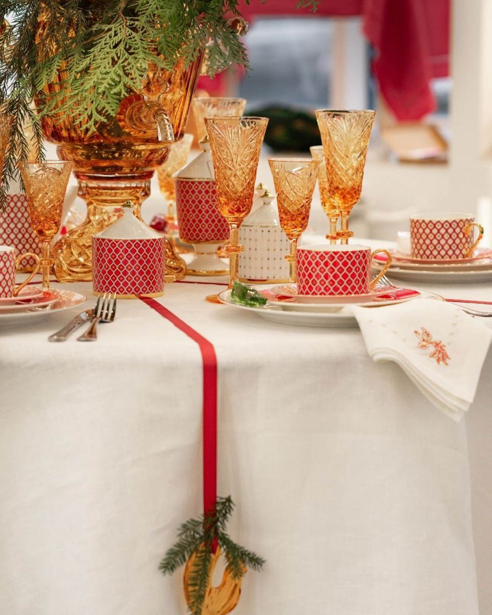 Память о Владимирской области можно сохранить по-разному. Например, при помощи нетривиального сувенира, созданного с любовью к нашему краю. Ремесленники отражают региональный колорит в самых разных изделиях: локальных принтах, капсульных коллекциях одежды, украшениях. «Ключ-Медиа» сделал подборку из нестандартных вещиц, впитавших в себя обаяние родной земли.