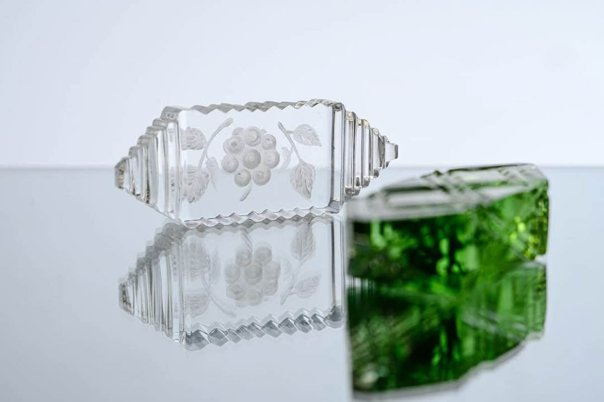 Память о Владимирской области можно сохранить по-разному. Например, при помощи нетривиального сувенира, созданного с любовью к нашему краю. Ремесленники отражают региональный колорит в самых разных изделиях: локальных принтах, капсульных коллекциях одежды, украшениях. «Ключ-Медиа» сделал подборку из нестандартных вещиц, впитавших в себя обаяние родной земли.