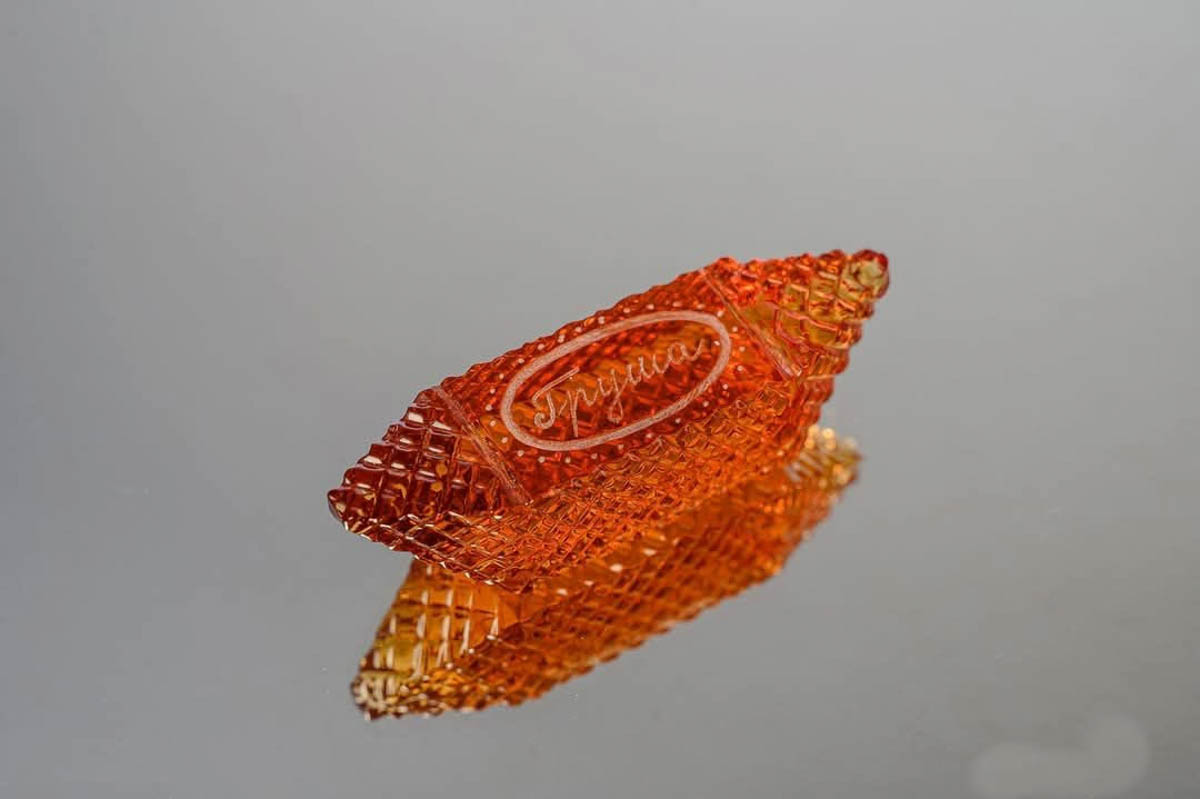 Память о Владимирской области можно сохранить по-разному. Например, при помощи нетривиального сувенира, созданного с любовью к нашему краю. Ремесленники отражают региональный колорит в самых разных изделиях: локальных принтах, капсульных коллекциях одежды, украшениях. «Ключ-Медиа» сделал подборку из нестандартных вещиц, впитавших в себя обаяние родной земли.