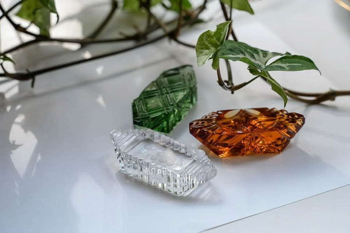 Память о Владимирской области можно сохранить по-разному. Например, при помощи нетривиального сувенира, созданного с любовью к нашему краю. Ремесленники отражают региональный колорит в самых разных изделиях: локальных принтах, капсульных коллекциях одежды, украшениях. «Ключ-Медиа» сделал подборку из нестандартных вещиц, впитавших в себя обаяние родной земли.