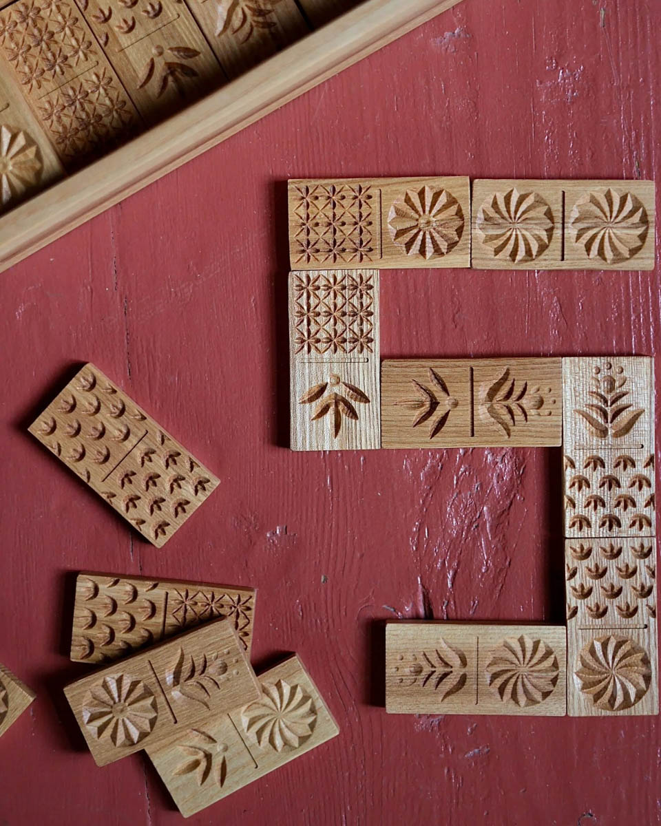 Память о Владимирской области можно сохранить по-разному. Например, при помощи нетривиального сувенира, созданного с любовью к нашему краю. Ремесленники отражают региональный колорит в самых разных изделиях: локальных принтах, капсульных коллекциях одежды, украшениях. «Ключ-Медиа» сделал подборку из нестандартных вещиц, впитавших в себя обаяние родной земли.