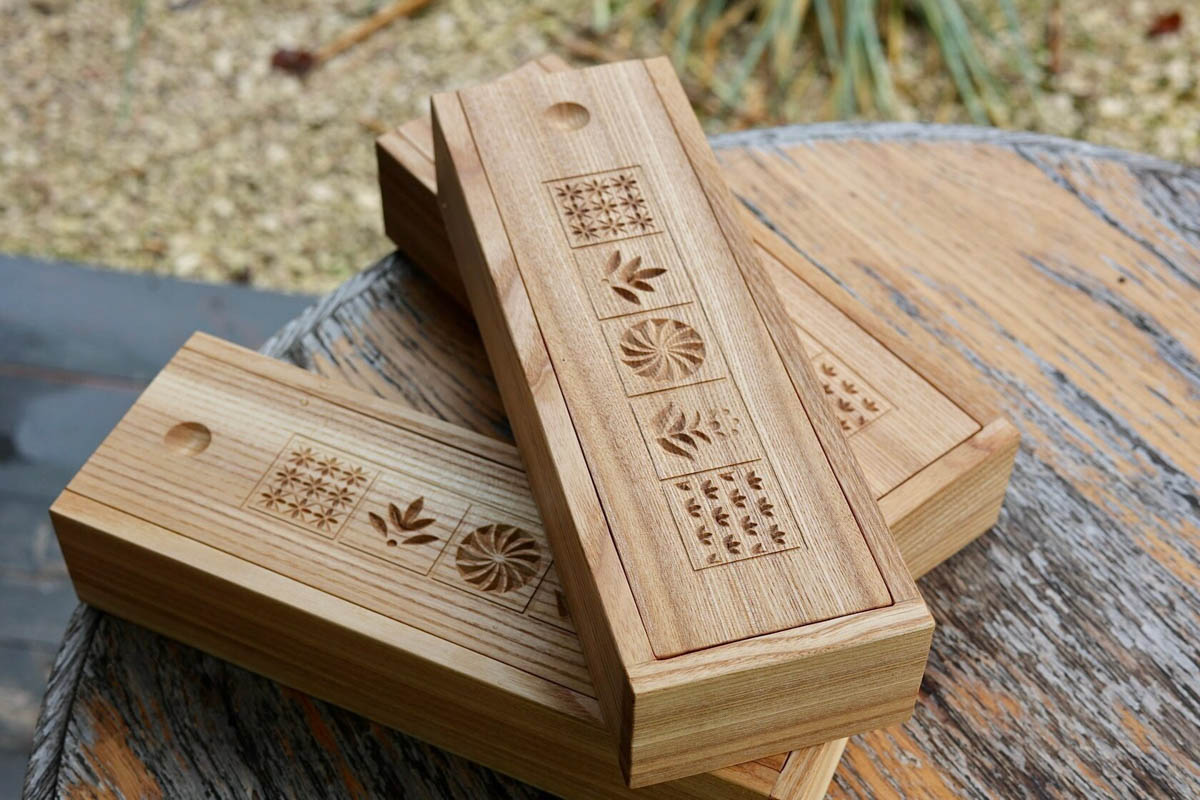 Память о Владимирской области можно сохранить по-разному. Например, при помощи нетривиального сувенира, созданного с любовью к нашему краю. Ремесленники отражают региональный колорит в самых разных изделиях: локальных принтах, капсульных коллекциях одежды, украшениях. «Ключ-Медиа» сделал подборку из нестандартных вещиц, впитавших в себя обаяние родной земли.