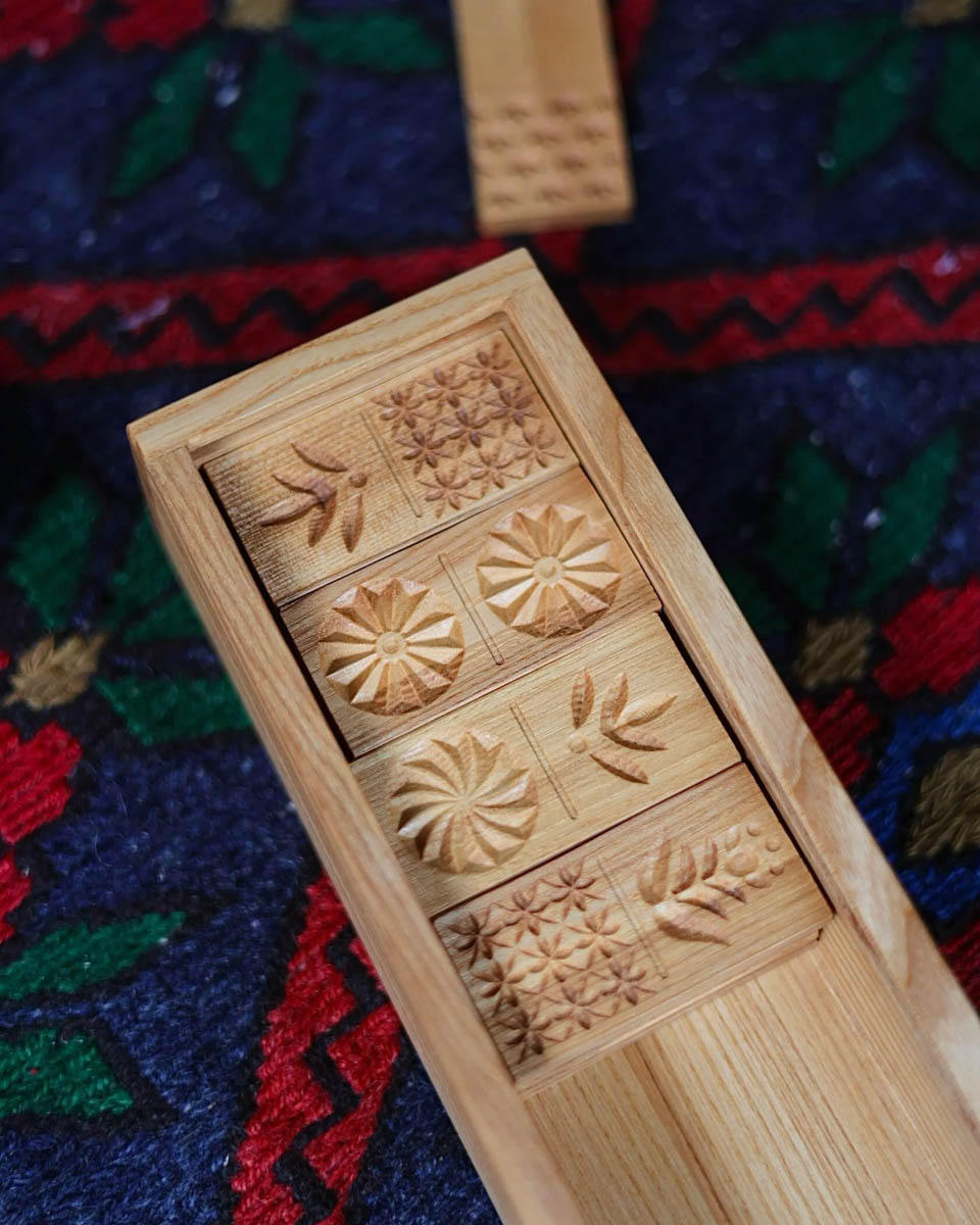 Память о Владимирской области можно сохранить по-разному. Например, при помощи нетривиального сувенира, созданного с любовью к нашему краю. Ремесленники отражают региональный колорит в самых разных изделиях: локальных принтах, капсульных коллекциях одежды, украшениях. «Ключ-Медиа» сделал подборку из нестандартных вещиц, впитавших в себя обаяние родной земли.