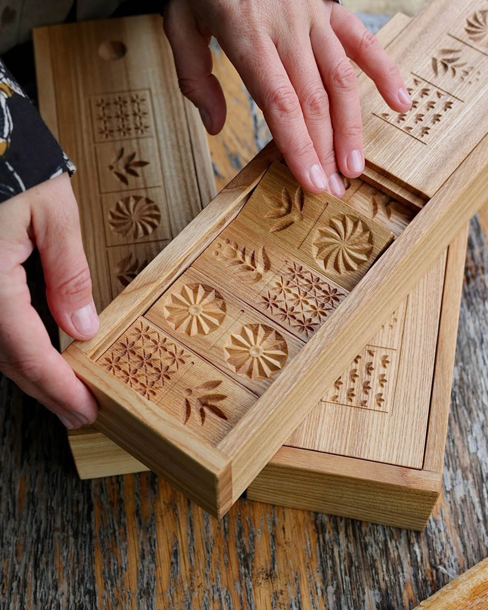 Память о Владимирской области можно сохранить по-разному. Например, при помощи нетривиального сувенира, созданного с любовью к нашему краю. Ремесленники отражают региональный колорит в самых разных изделиях: локальных принтах, капсульных коллекциях одежды, украшениях. «Ключ-Медиа» сделал подборку из нестандартных вещиц, впитавших в себя обаяние родной земли.