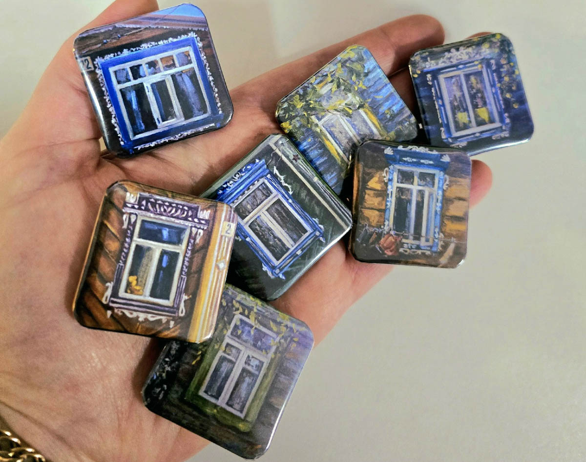 Память о Владимирской области можно сохранить по-разному. Например, при помощи нетривиального сувенира, созданного с любовью к нашему краю. Ремесленники отражают региональный колорит в самых разных изделиях: локальных принтах, капсульных коллекциях одежды, украшениях. «Ключ-Медиа» сделал подборку из нестандартных вещиц, впитавших в себя обаяние родной земли.