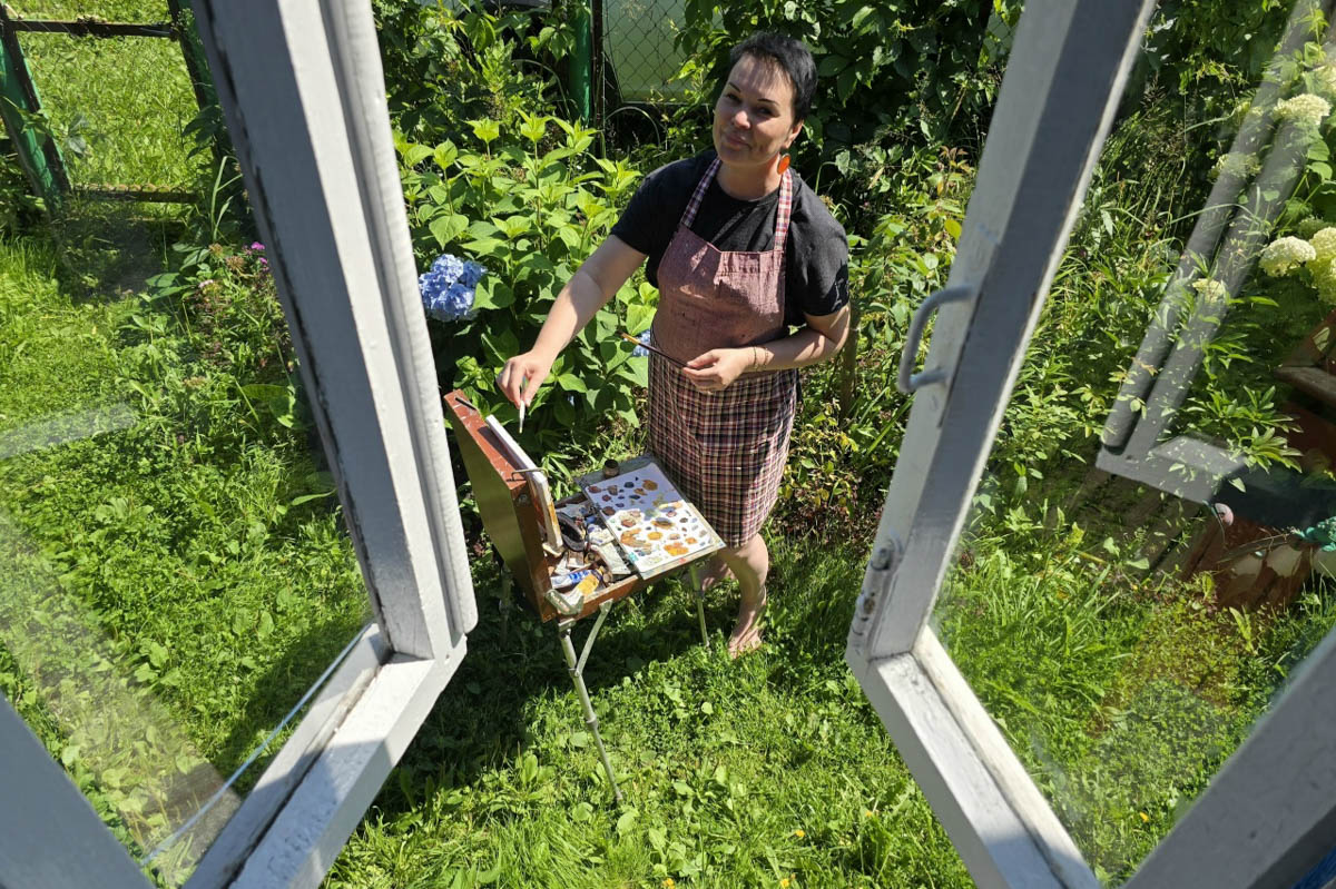 Память о Владимирской области можно сохранить по-разному. Например, при помощи нетривиального сувенира, созданного с любовью к нашему краю. Ремесленники отражают региональный колорит в самых разных изделиях: локальных принтах, капсульных коллекциях одежды, украшениях. «Ключ-Медиа» сделал подборку из нестандартных вещиц, впитавших в себя обаяние родной земли.