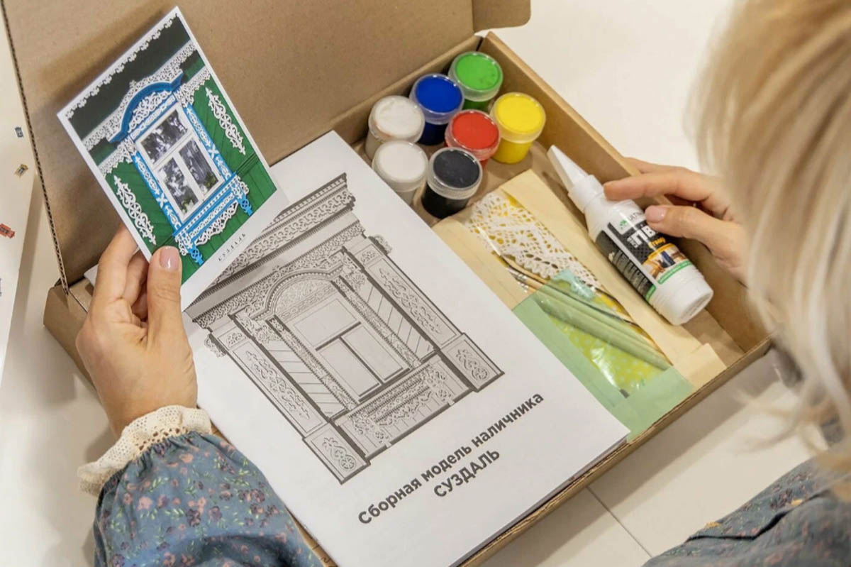 Память о Владимирской области можно сохранить по-разному. Например, при помощи нетривиального сувенира, созданного с любовью к нашему краю. Ремесленники отражают региональный колорит в самых разных изделиях: локальных принтах, капсульных коллекциях одежды, украшениях. «Ключ-Медиа» сделал подборку из нестандартных вещиц, впитавших в себя обаяние родной земли.