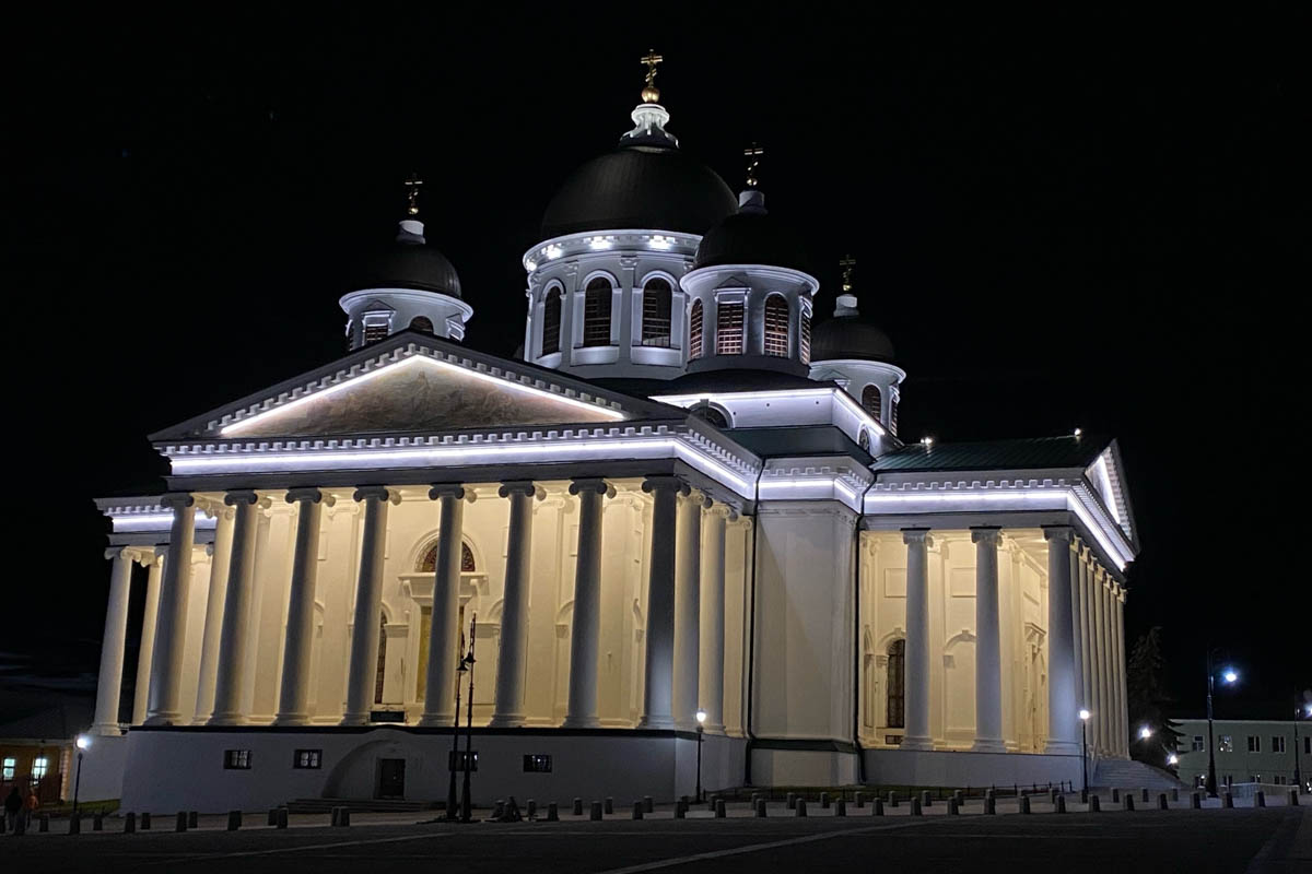 Нижегородская область — территория творческая и многогранная. Маршруты по ней можно прокладывать самые разнообразные. Главной целью этого путешествия стала знаменитая Болдинская осень. А по дороге в Большое Болдино, где Александр Пушкин создал свыше 60 своих произведений, заглянули и в Кулебаки. Там установлен один из первых в стране памятников Ленину. Посетили мы и родину арзамасского гуся лапчатого.