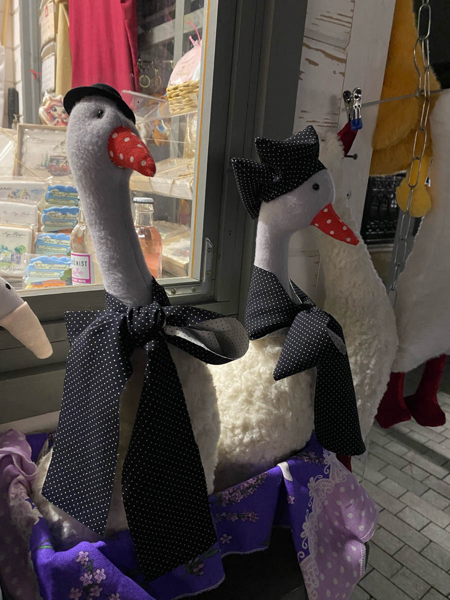 Нижегородская область — территория творческая и многогранная. Маршруты по ней можно прокладывать самые разнообразные. Главной целью этого путешествия стала знаменитая Болдинская осень. А по дороге в Большое Болдино, где Александр Пушкин создал свыше 60 своих произведений, заглянули и в Кулебаки. Там установлен один из первых в стране памятников Ленину. Посетили мы и родину арзамасского гуся лапчатого.