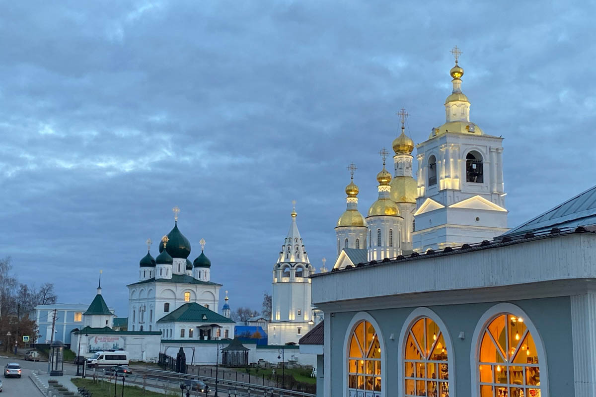 Нижегородская область — территория творческая и многогранная. Маршруты по ней можно прокладывать самые разнообразные. Главной целью этого путешествия стала знаменитая Болдинская осень. А по дороге в Большое Болдино, где Александр Пушкин создал свыше 60 своих произведений, заглянули и в Кулебаки. Там установлен один из первых в стране памятников Ленину. Посетили мы и родину арзамасского гуся лапчатого.