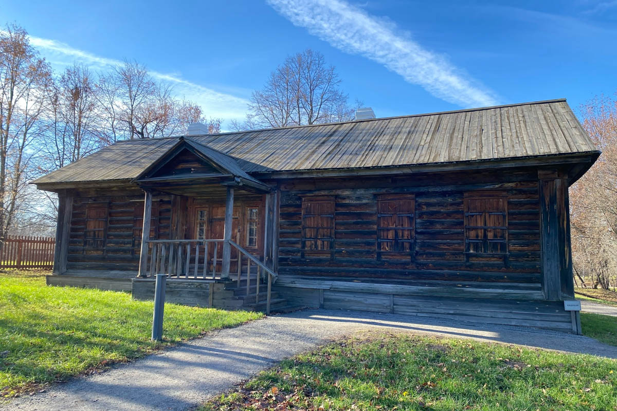 Нижегородская область — территория творческая и многогранная. Маршруты по ней можно прокладывать самые разнообразные. Главной целью этого путешествия стала знаменитая Болдинская осень. А по дороге в Большое Болдино, где Александр Пушкин создал свыше 60 своих произведений, заглянули и в Кулебаки. Там установлен один из первых в стране памятников Ленину. Посетили мы и родину арзамасского гуся лапчатого.