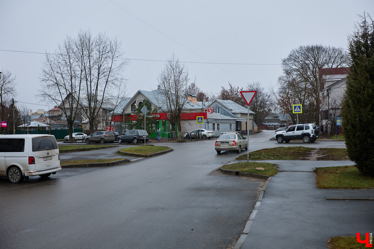 Во Владимире планируют расширить до четырех полос улицу Красную в частном секторе, а в Суздале — увековечить память исторических личностей прямо на разворотном кольце. Рассказываем обо всех последних событиях в дорожном обзоре.