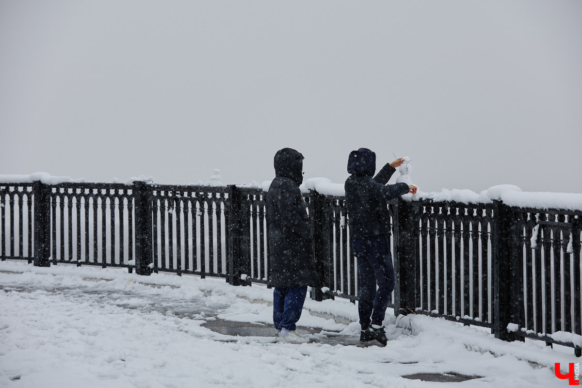 На улице генеральный прогон зимы, но без вайба фильма «Один дома», а с гололедом, ветром и ледяным дождем. Картина печальная: без антискользящих протекторов на ботинках не обойтись. Ждать ли изменений на предстоящей неделе, попытались предсказать синоптики.