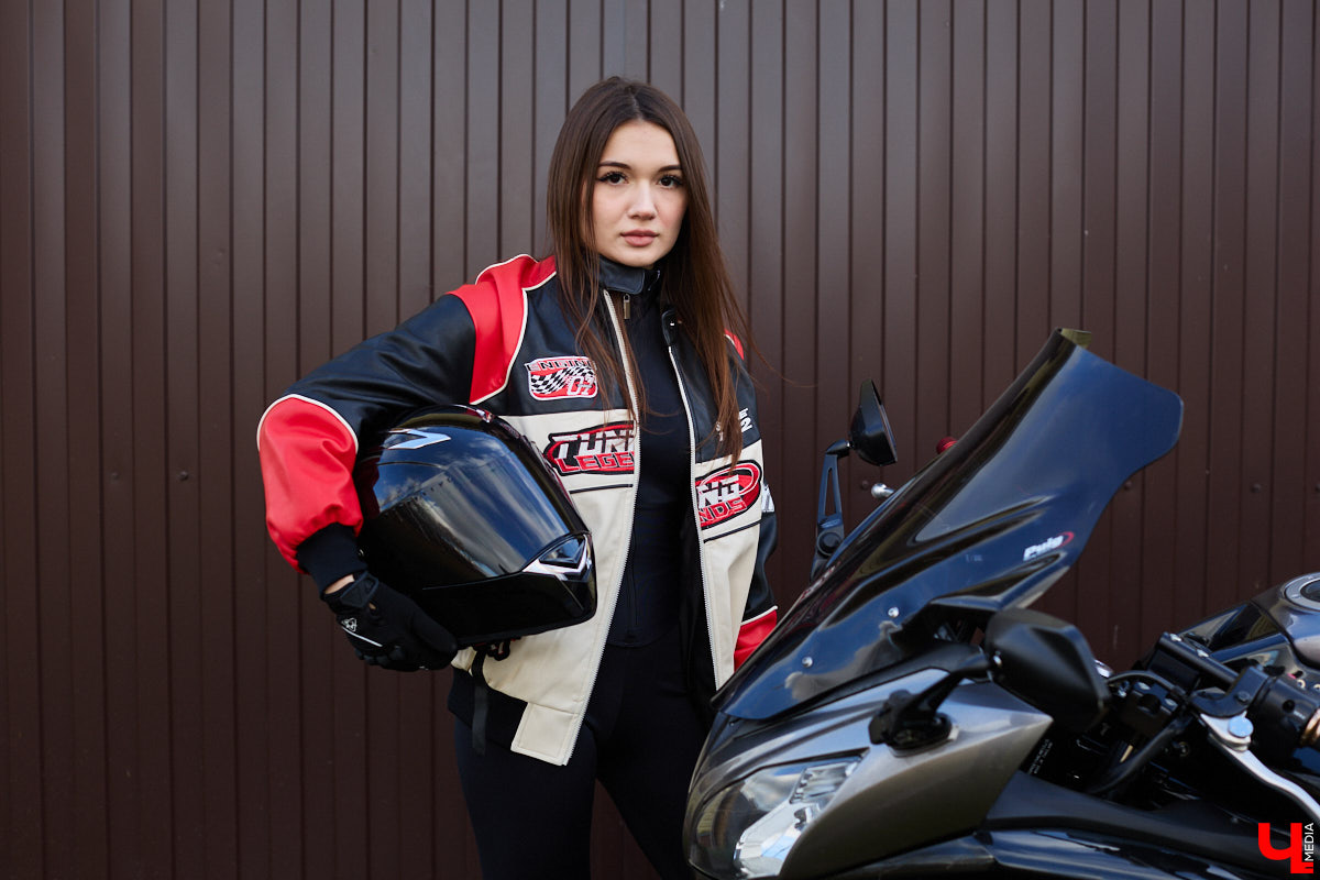 Увлечения человека отражаются буквально во всем, и стиль одежды не является исключением. В этом на все сто процентов уверена и Полина Груздева, которая с детства влюблена в железных коней. После приобретения собственного Kawasaki в шкафу девушки появилось больше удобных костюмов и хардкорных косух. Мы встретились с мотоциклисткой у ее дома и поговорили про то, какие изменения претерпел гардероб красавицы.