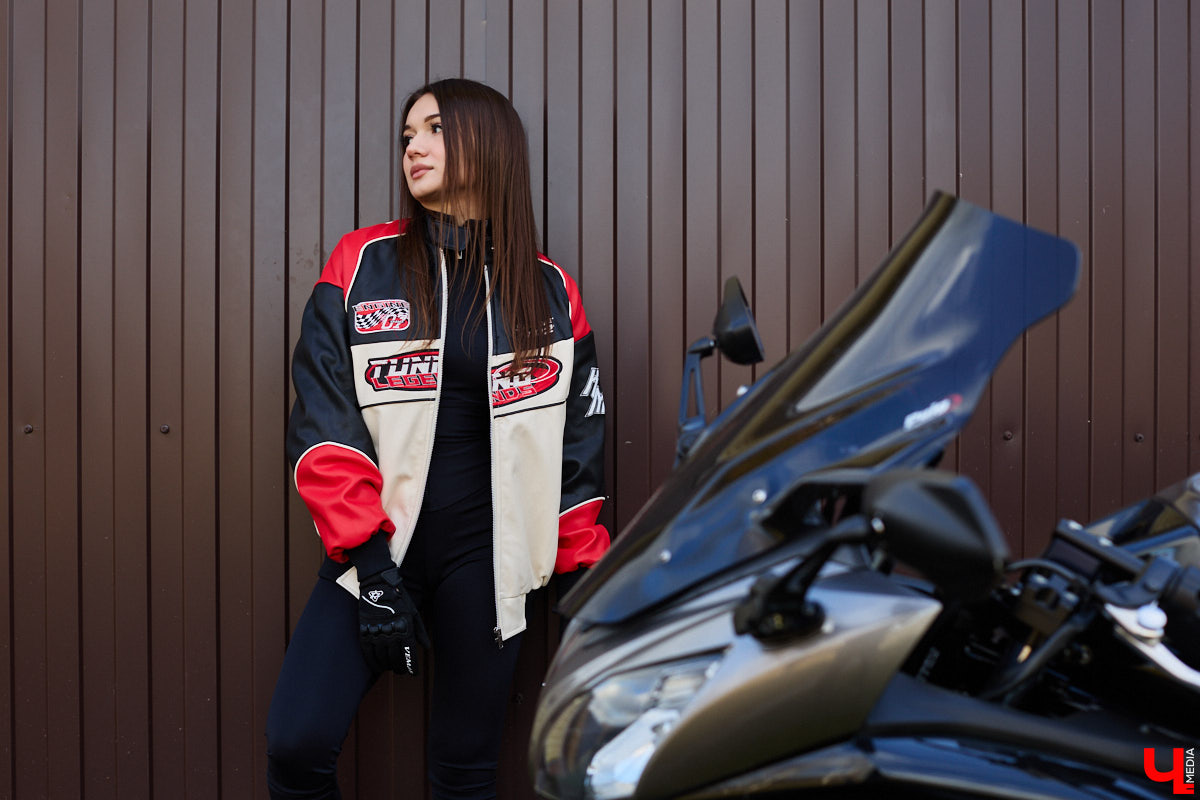 Увлечения человека отражаются буквально во всем, и стиль одежды не является исключением. В этом на все сто процентов уверена и Полина Груздева, которая с детства влюблена в железных коней. После приобретения собственного Kawasaki в шкафу девушки появилось больше удобных костюмов и хардкорных косух. Мы встретились с мотоциклисткой у ее дома и поговорили про то, какие изменения претерпел гардероб красавицы.
