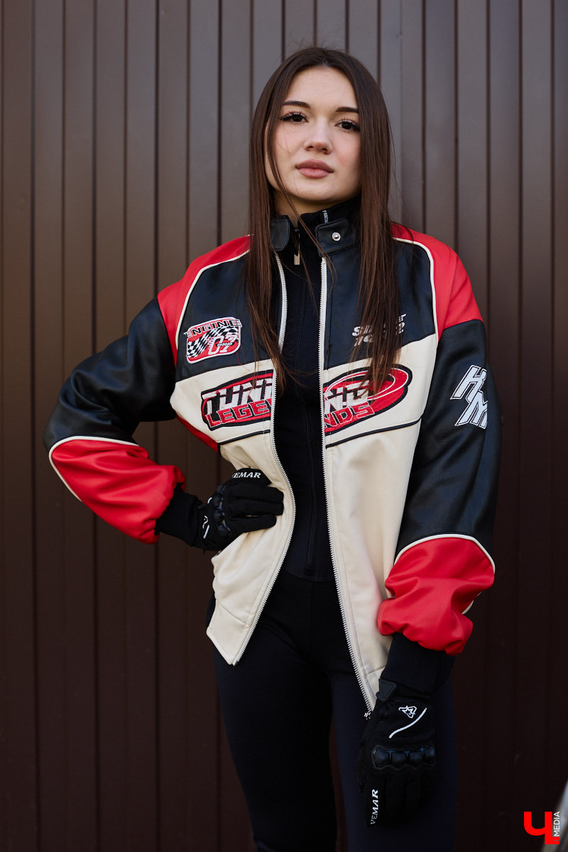 Увлечения человека отражаются буквально во всем, и стиль одежды не является исключением. В этом на все сто процентов уверена и Полина Груздева, которая с детства влюблена в железных коней. После приобретения собственного Kawasaki в шкафу девушки появилось больше удобных костюмов и хардкорных косух. Мы встретились с мотоциклисткой у ее дома и поговорили про то, какие изменения претерпел гардероб красавицы.