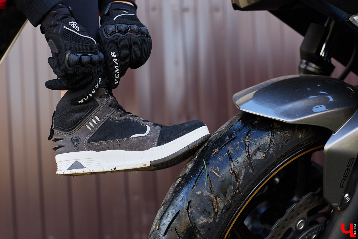 Увлечения человека отражаются буквально во всем, и стиль одежды не является исключением. В этом на все сто процентов уверена и Полина Груздева, которая с детства влюблена в железных коней. После приобретения собственного Kawasaki в шкафу девушки появилось больше удобных костюмов и хардкорных косух. Мы встретились с мотоциклисткой у ее дома и поговорили про то, какие изменения претерпел гардероб красавицы.