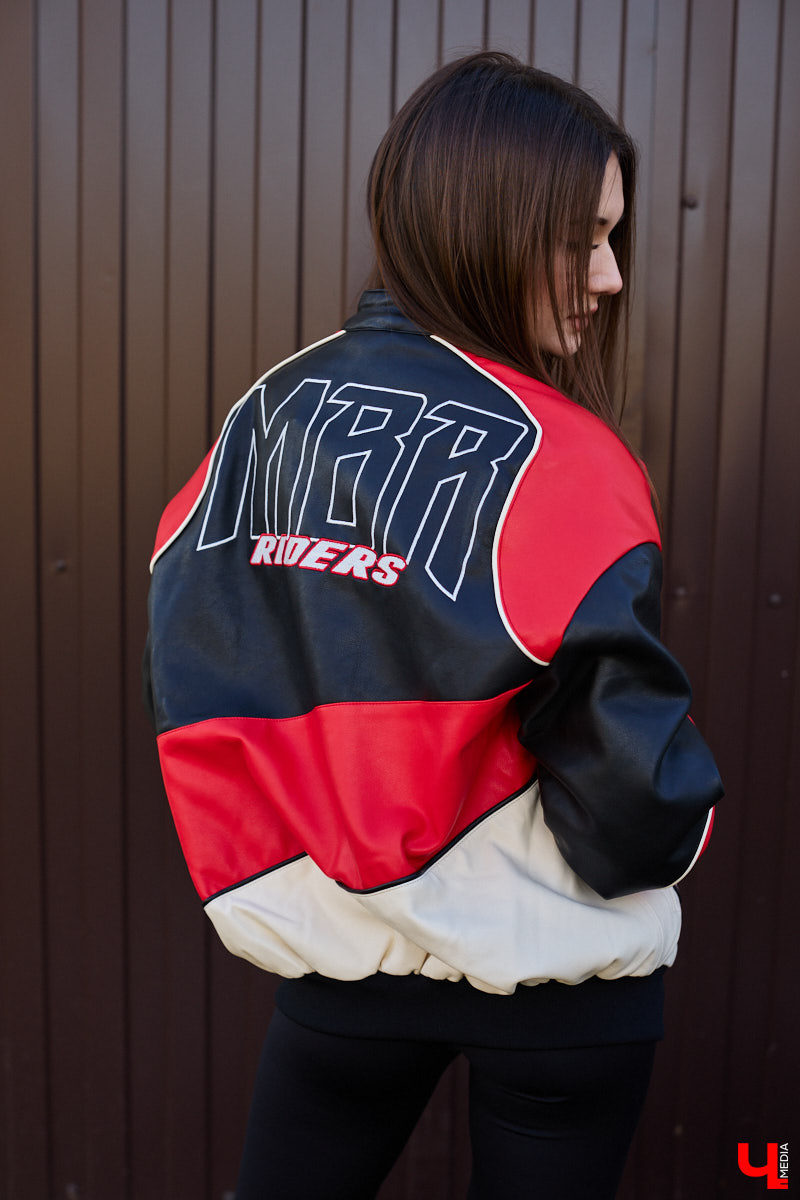 Увлечения человека отражаются буквально во всем, и стиль одежды не является исключением. В этом на все сто процентов уверена и Полина Груздева, которая с детства влюблена в железных коней. После приобретения собственного Kawasaki в шкафу девушки появилось больше удобных костюмов и хардкорных косух. Мы встретились с мотоциклисткой у ее дома и поговорили про то, какие изменения претерпел гардероб красавицы.