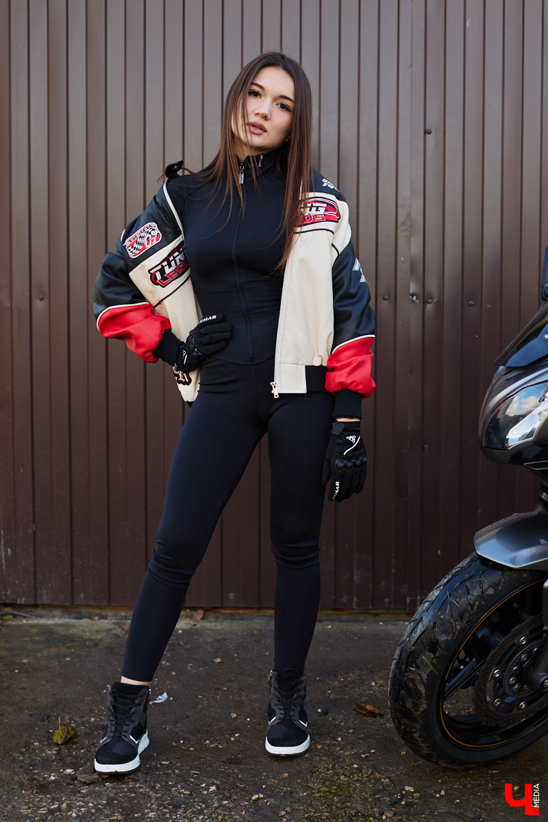 Увлечения человека отражаются буквально во всем, и стиль одежды не является исключением. В этом на все сто процентов уверена и Полина Груздева, которая с детства влюблена в железных коней. После приобретения собственного Kawasaki в шкафу девушки появилось больше удобных костюмов и хардкорных косух. Мы встретились с мотоциклисткой у ее дома и поговорили про то, какие изменения претерпел гардероб красавицы.