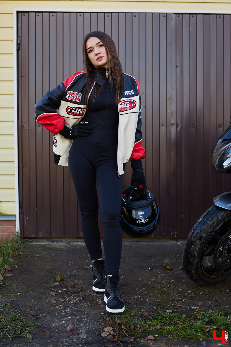 Увлечения человека отражаются буквально во всем, и стиль одежды не является исключением. В этом на все сто процентов уверена и Полина Груздева, которая с детства влюблена в железных коней. После приобретения собственного Kawasaki в шкафу девушки появилось больше удобных костюмов и хардкорных косух. Мы встретились с мотоциклисткой у ее дома и поговорили про то, какие изменения претерпел гардероб красавицы.