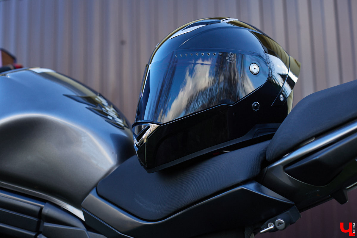 Увлечения человека отражаются буквально во всем, и стиль одежды не является исключением. В этом на все сто процентов уверена и Полина Груздева, которая с детства влюблена в железных коней. После приобретения собственного Kawasaki в шкафу девушки появилось больше удобных костюмов и хардкорных косух. Мы встретились с мотоциклисткой у ее дома и поговорили про то, какие изменения претерпел гардероб красавицы.