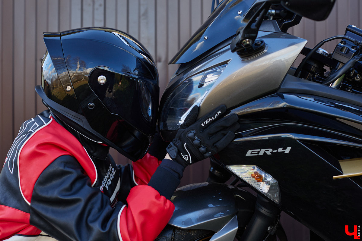 Увлечения человека отражаются буквально во всем, и стиль одежды не является исключением. В этом на все сто процентов уверена и Полина Груздева, которая с детства влюблена в железных коней. После приобретения собственного Kawasaki в шкафу девушки появилось больше удобных костюмов и хардкорных косух. Мы встретились с мотоциклисткой у ее дома и поговорили про то, какие изменения претерпел гардероб красавицы.