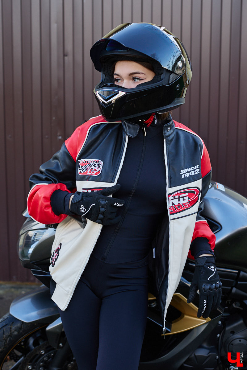 Увлечения человека отражаются буквально во всем, и стиль одежды не является исключением. В этом на все сто процентов уверена и Полина Груздева, которая с детства влюблена в железных коней. После приобретения собственного Kawasaki в шкафу девушки появилось больше удобных костюмов и хардкорных косух. Мы встретились с мотоциклисткой у ее дома и поговорили про то, какие изменения претерпел гардероб красавицы.