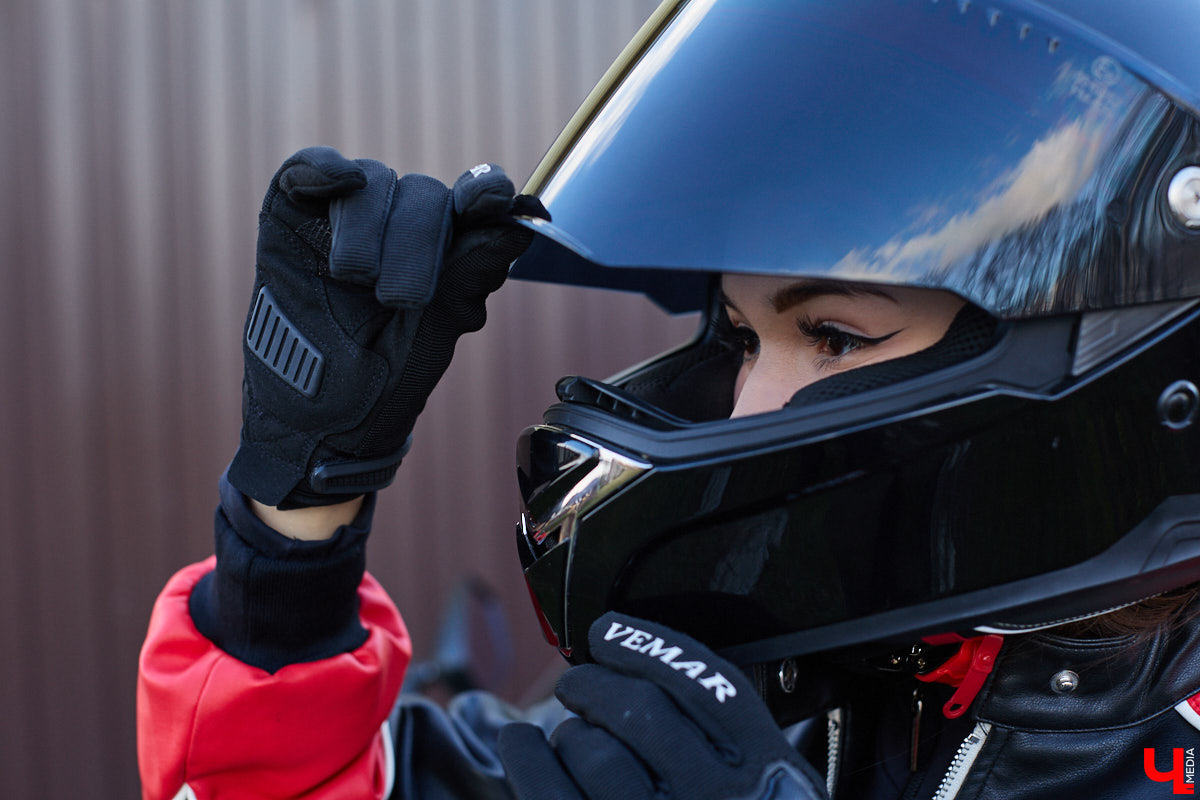 Увлечения человека отражаются буквально во всем, и стиль одежды не является исключением. В этом на все сто процентов уверена и Полина Груздева, которая с детства влюблена в железных коней. После приобретения собственного Kawasaki в шкафу девушки появилось больше удобных костюмов и хардкорных косух. Мы встретились с мотоциклисткой у ее дома и поговорили про то, какие изменения претерпел гардероб красавицы.