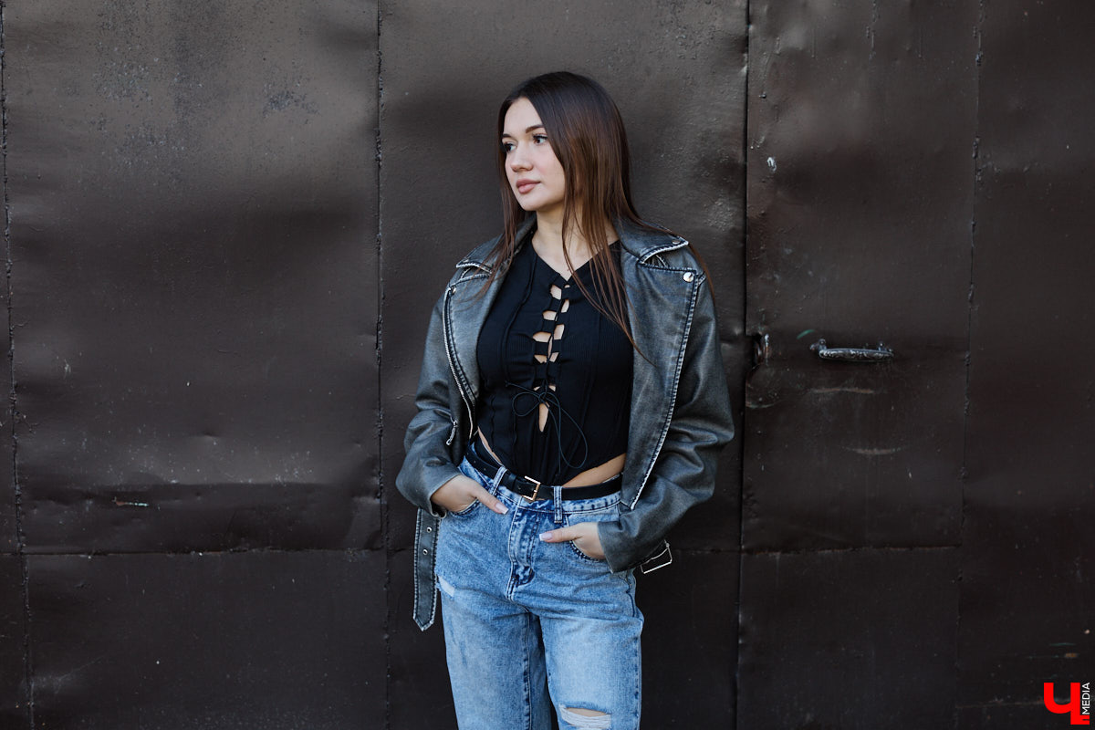 Увлечения человека отражаются буквально во всем, и стиль одежды не является исключением. В этом на все сто процентов уверена и Полина Груздева, которая с детства влюблена в железных коней. После приобретения собственного Kawasaki в шкафу девушки появилось больше удобных костюмов и хардкорных косух. Мы встретились с мотоциклисткой у ее дома и поговорили про то, какие изменения претерпел гардероб красавицы.