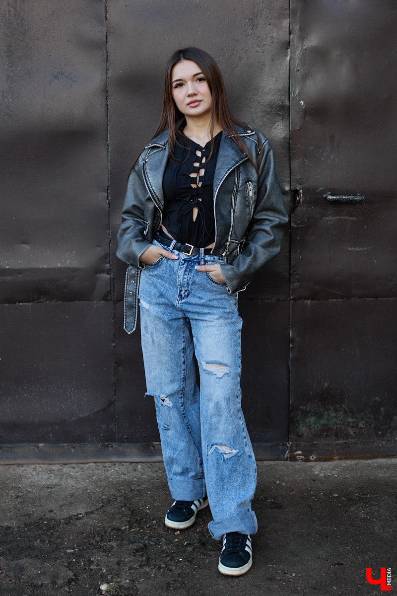 Увлечения человека отражаются буквально во всем, и стиль одежды не является исключением. В этом на все сто процентов уверена и Полина Груздева, которая с детства влюблена в железных коней. После приобретения собственного Kawasaki в шкафу девушки появилось больше удобных костюмов и хардкорных косух. Мы встретились с мотоциклисткой у ее дома и поговорили про то, какие изменения претерпел гардероб красавицы.