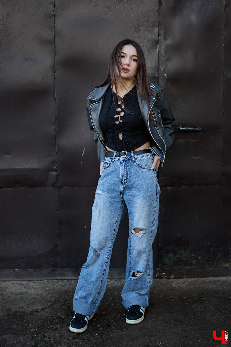 Увлечения человека отражаются буквально во всем, и стиль одежды не является исключением. В этом на все сто процентов уверена и Полина Груздева, которая с детства влюблена в железных коней. После приобретения собственного Kawasaki в шкафу девушки появилось больше удобных костюмов и хардкорных косух. Мы встретились с мотоциклисткой у ее дома и поговорили про то, какие изменения претерпел гардероб красавицы.