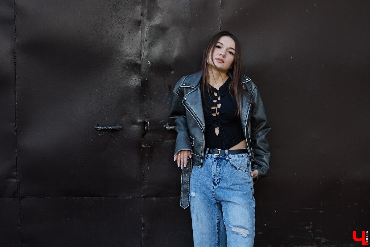 Увлечения человека отражаются буквально во всем, и стиль одежды не является исключением. В этом на все сто процентов уверена и Полина Груздева, которая с детства влюблена в железных коней. После приобретения собственного Kawasaki в шкафу девушки появилось больше удобных костюмов и хардкорных косух. Мы встретились с мотоциклисткой у ее дома и поговорили про то, какие изменения претерпел гардероб красавицы.