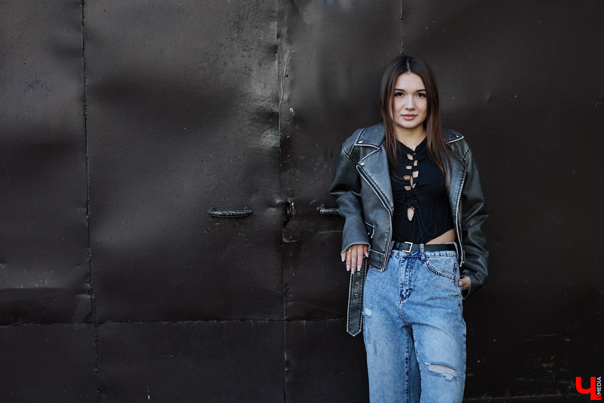 Увлечения человека отражаются буквально во всем, и стиль одежды не является исключением. В этом на все сто процентов уверена и Полина Груздева, которая с детства влюблена в железных коней. После приобретения собственного Kawasaki в шкафу девушки появилось больше удобных костюмов и хардкорных косух. Мы встретились с мотоциклисткой у ее дома и поговорили про то, какие изменения претерпел гардероб красавицы.