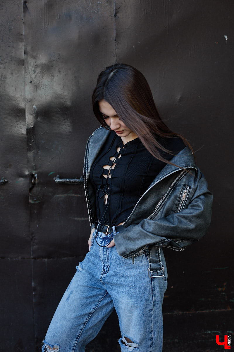 Увлечения человека отражаются буквально во всем, и стиль одежды не является исключением. В этом на все сто процентов уверена и Полина Груздева, которая с детства влюблена в железных коней. После приобретения собственного Kawasaki в шкафу девушки появилось больше удобных костюмов и хардкорных косух. Мы встретились с мотоциклисткой у ее дома и поговорили про то, какие изменения претерпел гардероб красавицы.