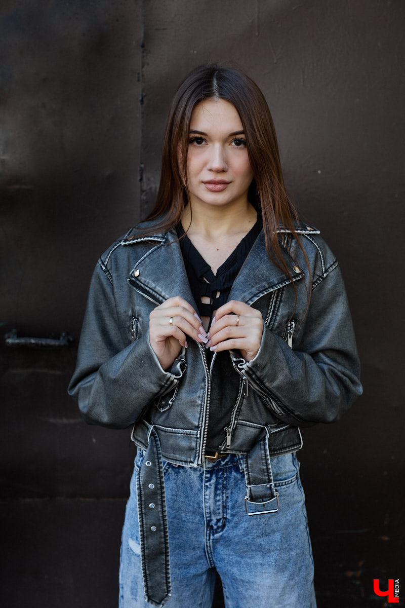 Увлечения человека отражаются буквально во всем, и стиль одежды не является исключением. В этом на все сто процентов уверена и Полина Груздева, которая с детства влюблена в железных коней. После приобретения собственного Kawasaki в шкафу девушки появилось больше удобных костюмов и хардкорных косух. Мы встретились с мотоциклисткой у ее дома и поговорили про то, какие изменения претерпел гардероб красавицы.