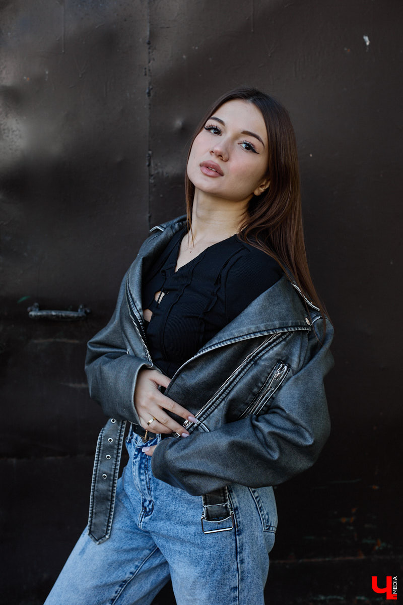 Увлечения человека отражаются буквально во всем, и стиль одежды не является исключением. В этом на все сто процентов уверена и Полина Груздева, которая с детства влюблена в железных коней. После приобретения собственного Kawasaki в шкафу девушки появилось больше удобных костюмов и хардкорных косух. Мы встретились с мотоциклисткой у ее дома и поговорили про то, какие изменения претерпел гардероб красавицы.