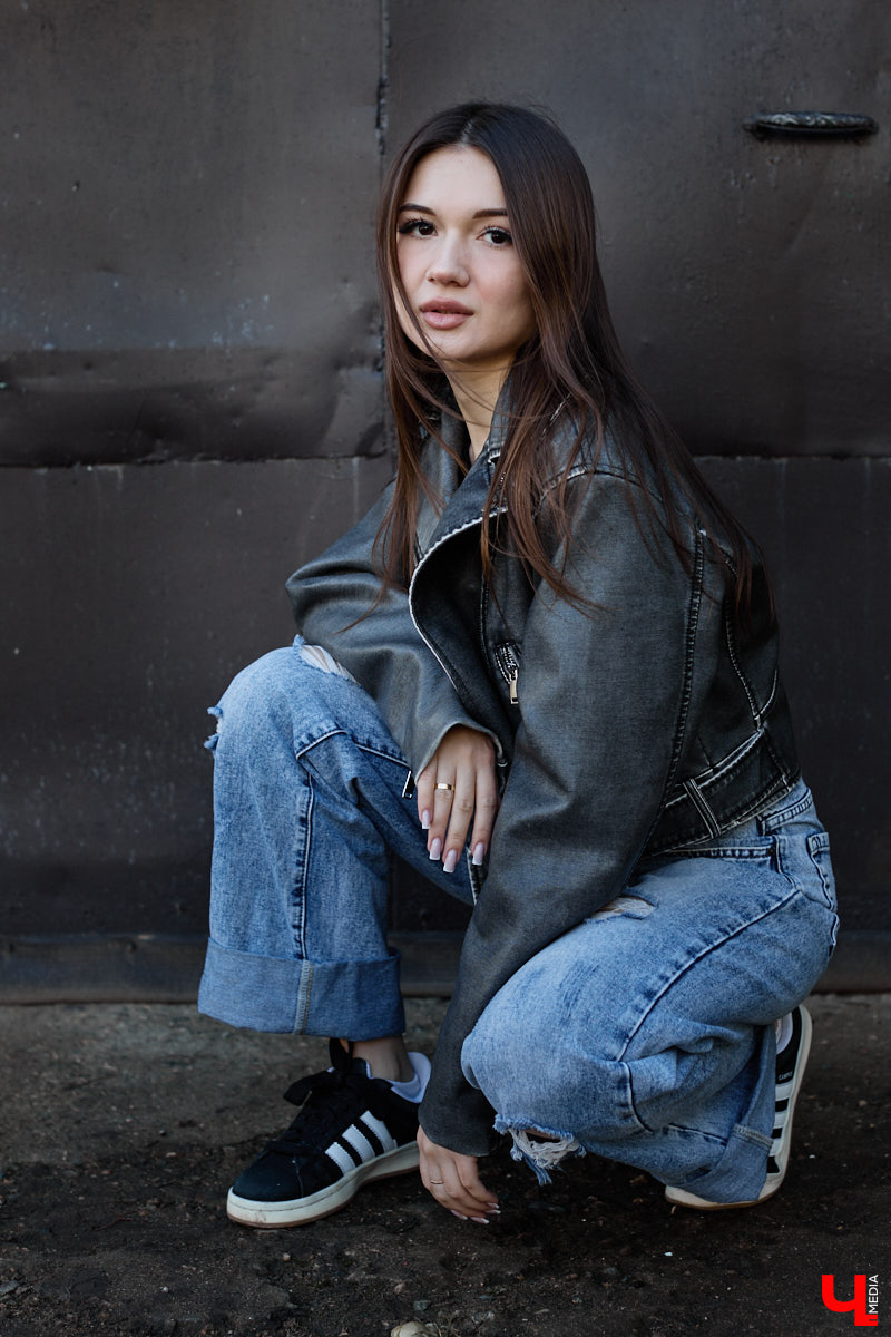 Увлечения человека отражаются буквально во всем, и стиль одежды не является исключением. В этом на все сто процентов уверена и Полина Груздева, которая с детства влюблена в железных коней. После приобретения собственного Kawasaki в шкафу девушки появилось больше удобных костюмов и хардкорных косух. Мы встретились с мотоциклисткой у ее дома и поговорили про то, какие изменения претерпел гардероб красавицы.