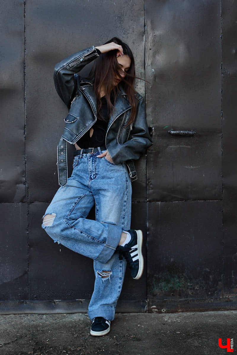 Увлечения человека отражаются буквально во всем, и стиль одежды не является исключением. В этом на все сто процентов уверена и Полина Груздева, которая с детства влюблена в железных коней. После приобретения собственного Kawasaki в шкафу девушки появилось больше удобных костюмов и хардкорных косух. Мы встретились с мотоциклисткой у ее дома и поговорили про то, какие изменения претерпел гардероб красавицы.