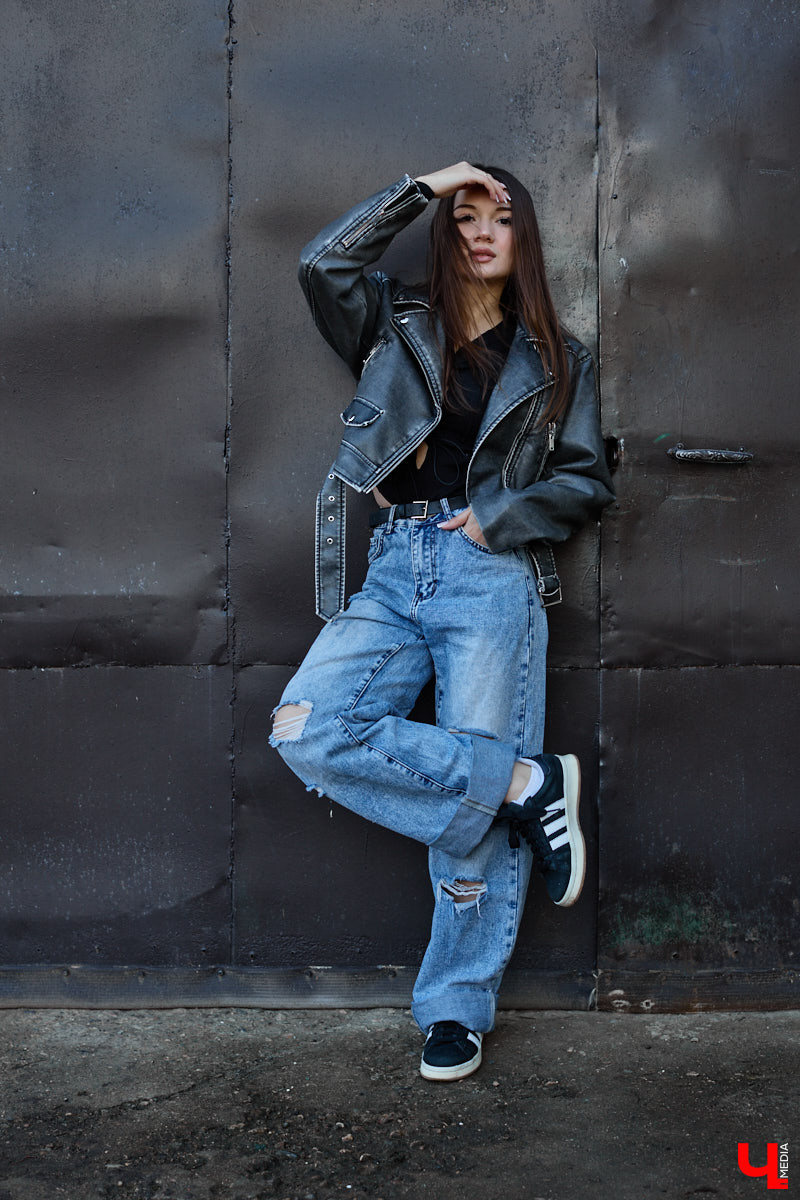 Увлечения человека отражаются буквально во всем, и стиль одежды не является исключением. В этом на все сто процентов уверена и Полина Груздева, которая с детства влюблена в железных коней. После приобретения собственного Kawasaki в шкафу девушки появилось больше удобных костюмов и хардкорных косух. Мы встретились с мотоциклисткой у ее дома и поговорили про то, какие изменения претерпел гардероб красавицы.