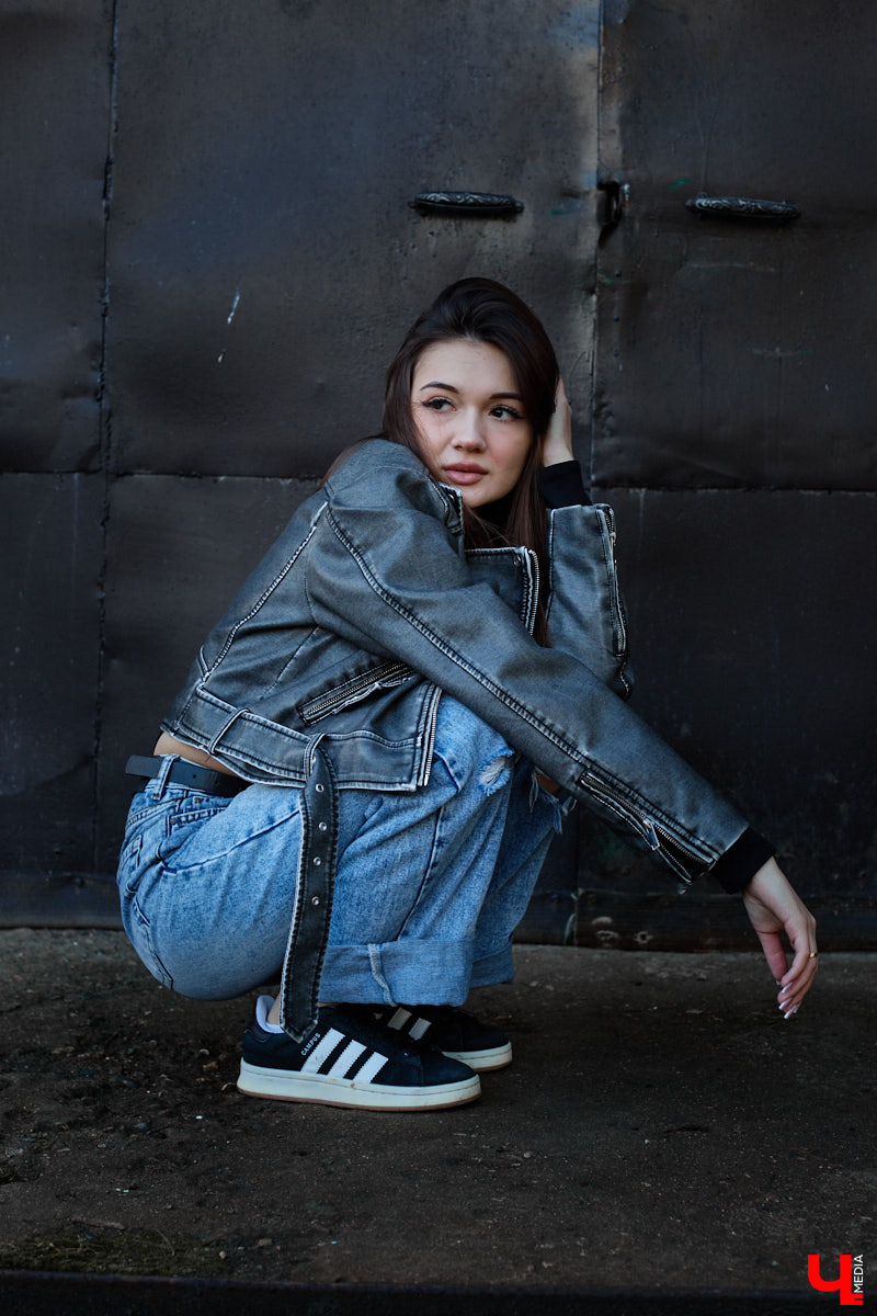 Увлечения человека отражаются буквально во всем, и стиль одежды не является исключением. В этом на все сто процентов уверена и Полина Груздева, которая с детства влюблена в железных коней. После приобретения собственного Kawasaki в шкафу девушки появилось больше удобных костюмов и хардкорных косух. Мы встретились с мотоциклисткой у ее дома и поговорили про то, какие изменения претерпел гардероб красавицы.