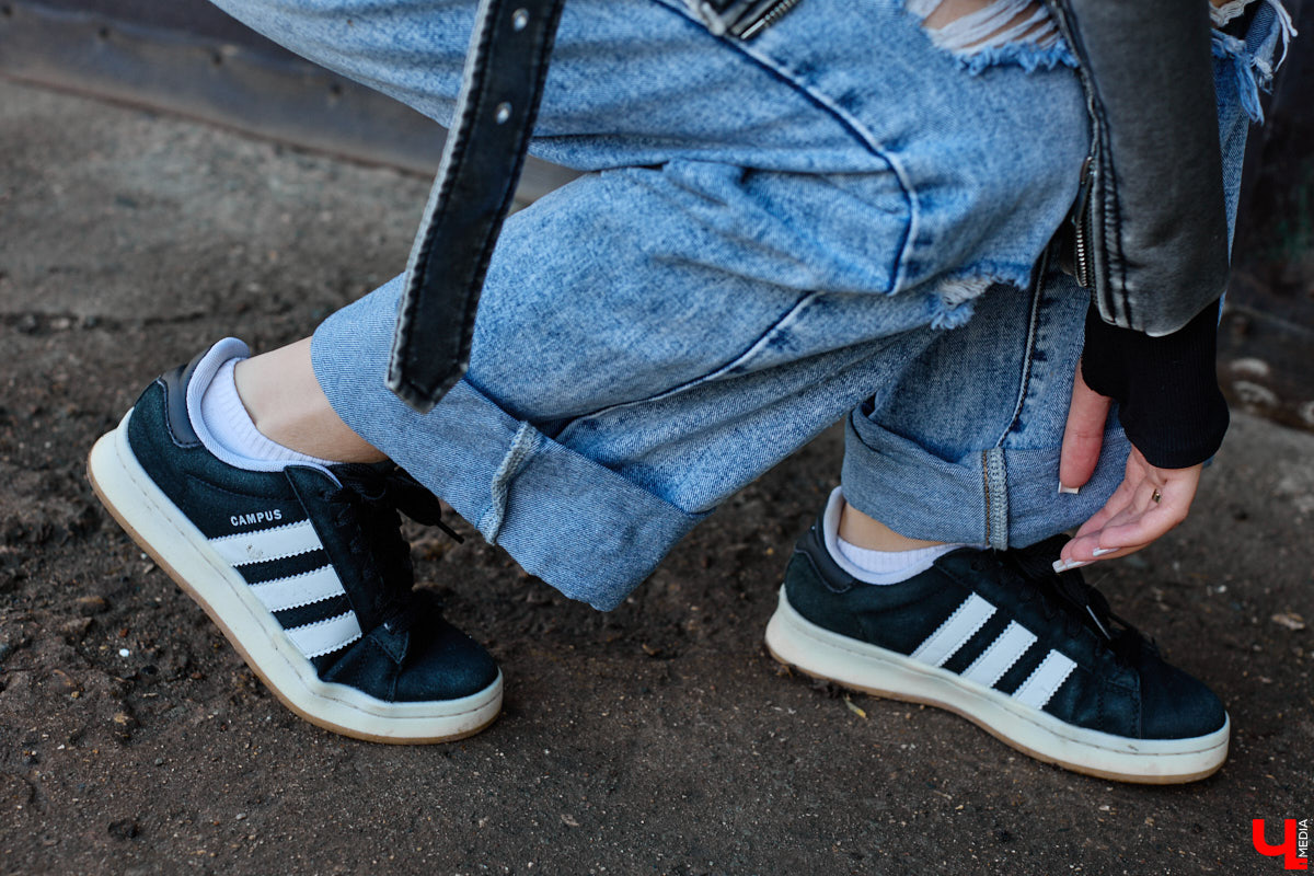 Увлечения человека отражаются буквально во всем, и стиль одежды не является исключением. В этом на все сто процентов уверена и Полина Груздева, которая с детства влюблена в железных коней. После приобретения собственного Kawasaki в шкафу девушки появилось больше удобных костюмов и хардкорных косух. Мы встретились с мотоциклисткой у ее дома и поговорили про то, какие изменения претерпел гардероб красавицы.