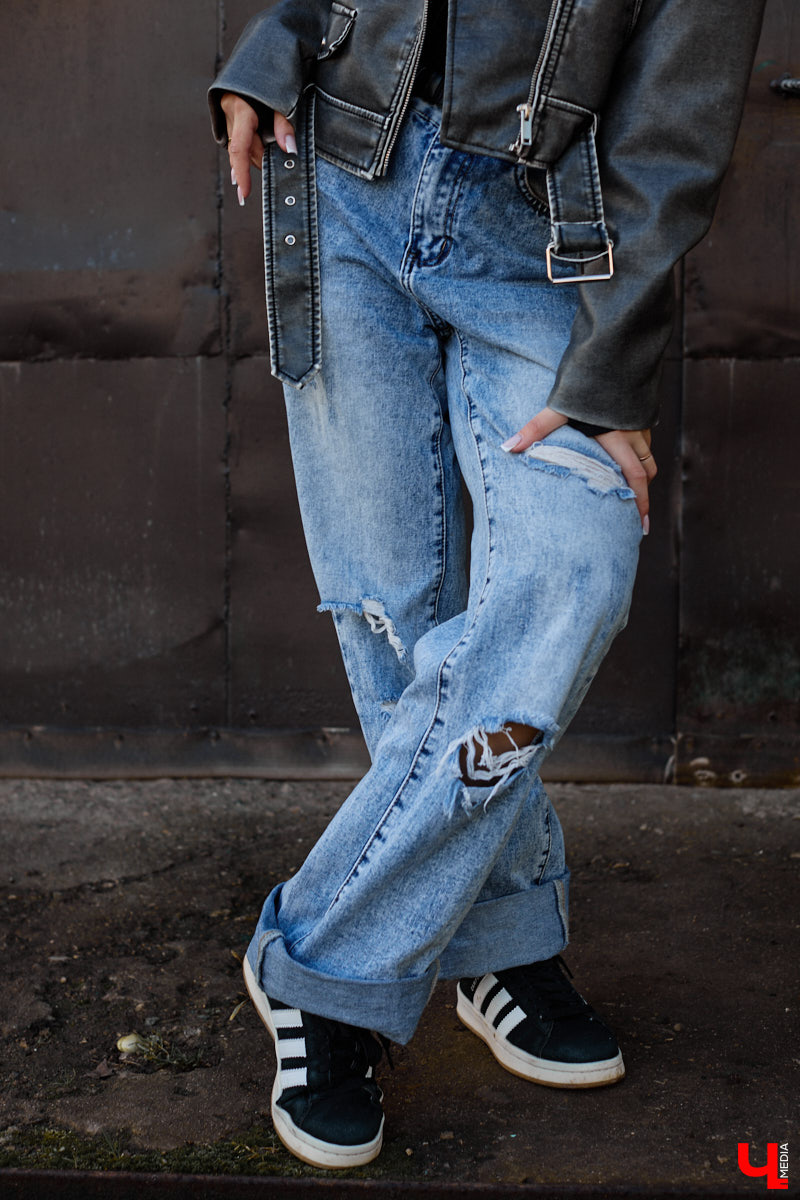 Увлечения человека отражаются буквально во всем, и стиль одежды не является исключением. В этом на все сто процентов уверена и Полина Груздева, которая с детства влюблена в железных коней. После приобретения собственного Kawasaki в шкафу девушки появилось больше удобных костюмов и хардкорных косух. Мы встретились с мотоциклисткой у ее дома и поговорили про то, какие изменения претерпел гардероб красавицы.